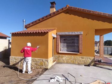 Obrero trabajando fachada